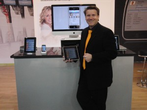 Geschäftsführer Siggi Manz präsentiert seine Applikationen als einer der ersten in Deutschland auf einem iPad